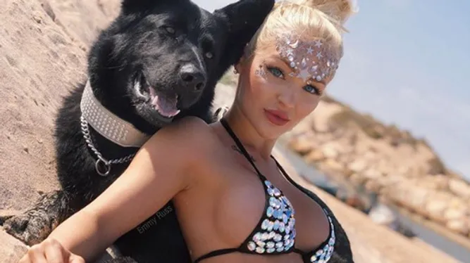 Emmy Russ posiert fast nackt mit ihrem Hund Emmy Russ posiert fast nackt mit ihrem Hund