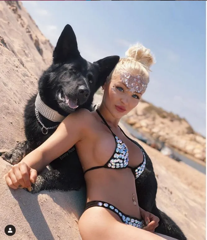 Emmy Russ posiert fast nackt mit ihrem Hund