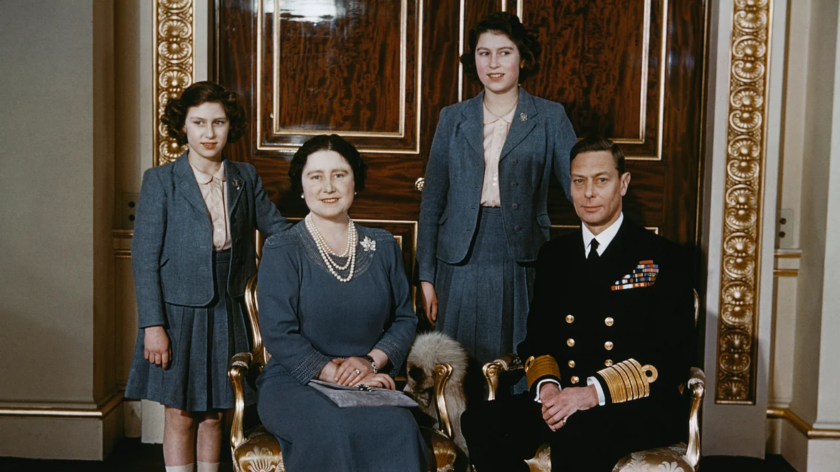 Elizabeth mit ihren Eltern und Schwester Margaret Elizabeth mit ihren Eltern und Schwester Margaret