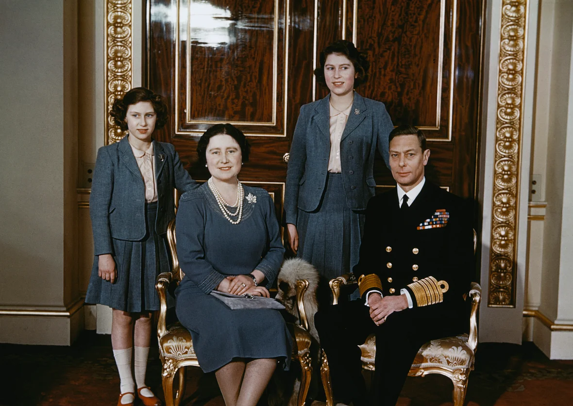 Elizabeth mit ihren Eltern und Schwester Margaret Elizabeth mit ihren Eltern und Schwester Margaret