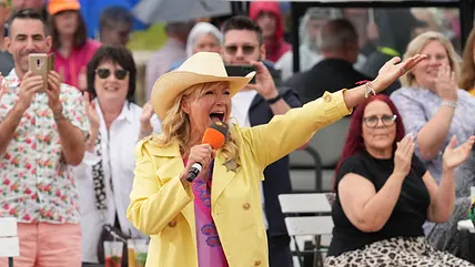Andrea Kiewel moderiert fröhlich den Fernsehgarten