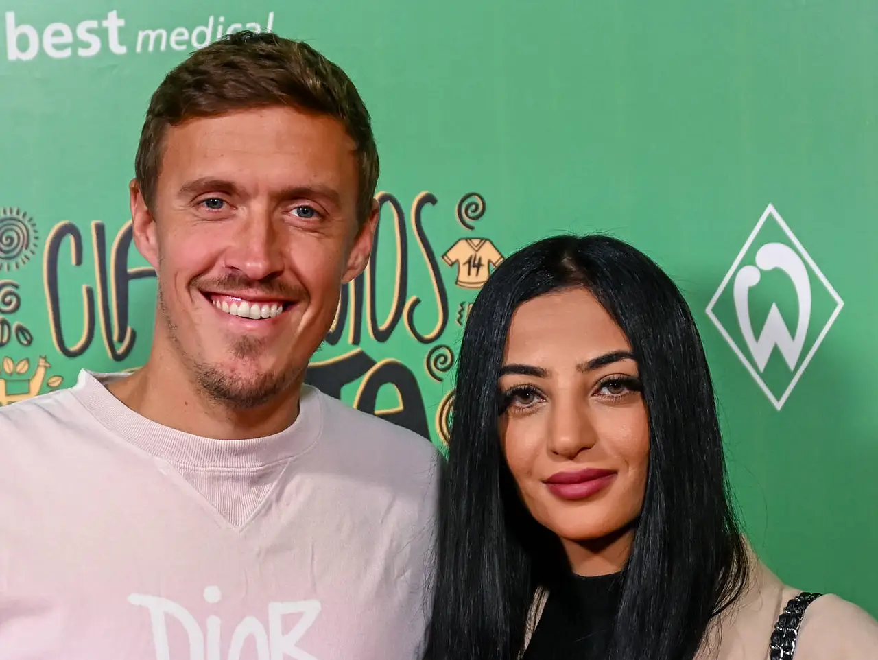 imago1015088413 Dilara und ihr Ehemann Max Kruse bei einem Werder Bremen-Event. Er lächelt, sie jedoch nicht. - Foto: IMAGO / Nordphoto