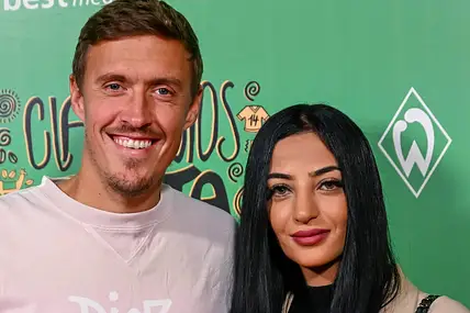 Dilara und ihr Ehemann Max Kruse bei einem Werder Bremen-Event. Er lächelt, sie jedoch nicht. 