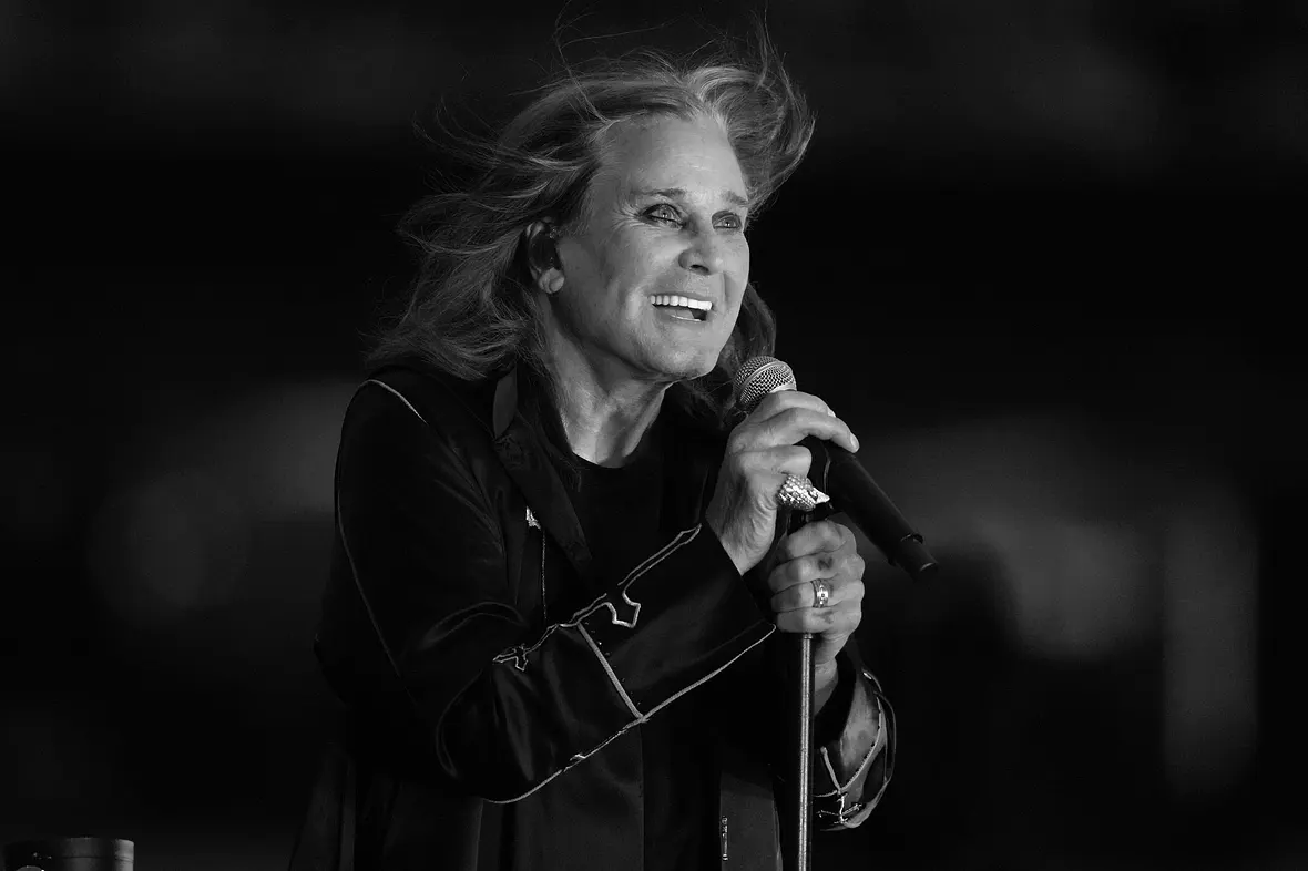 Ozzy Osbourne schaut lächelnd in die Ferne.