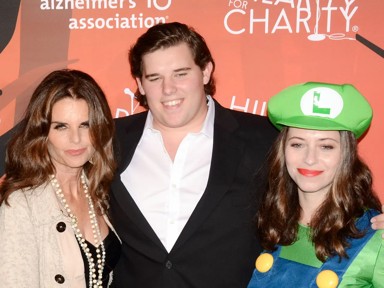 imago101725197 Christopher Schwarzenegger legt die Arme um seine beiden Schwestern. - Foto: IMAGO / ZUMA Press Wire