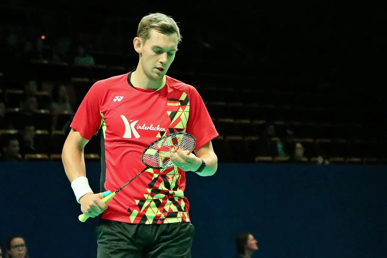imago1018161668 Marvin Seidel schaut auf seinen Badminton-Schläger. - Foto: IMAGO / Jan Huebner