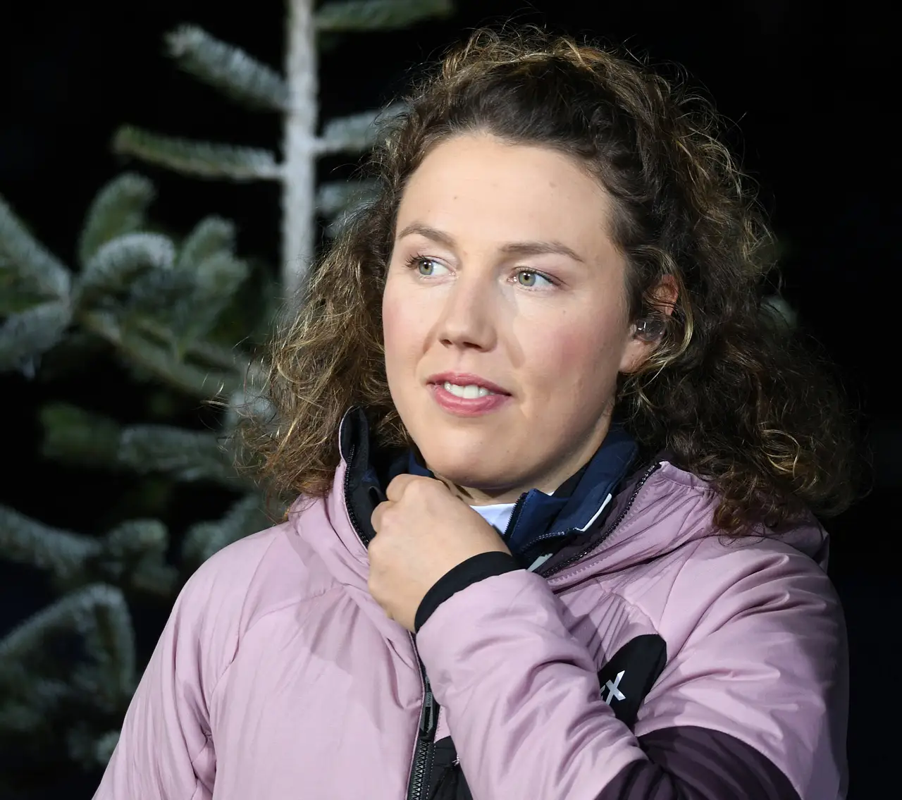 imago1021190030 Olympiasiegerin Laura Dahlmeier. Sie trägt eine lilane Jacke und schaut zur Seite - Foto: IMAGO / Passage
