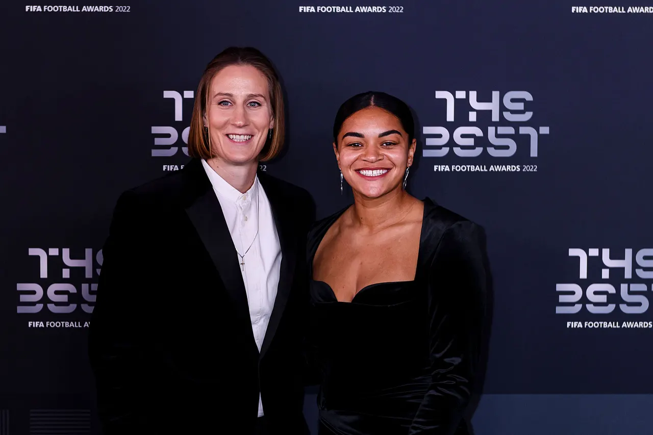 Ann-Katrin Berger und Jess Carter Arm in Arm bei einem Red-Carpet-Event. - Foto:  IMAGO / Just Pictures