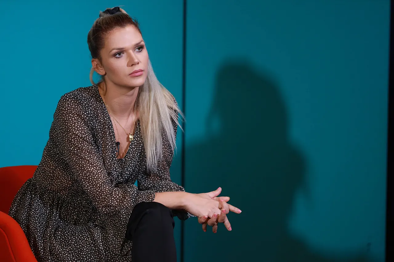 imago105552475 Sara Kulka sitzt mit ernstem Gesichtsausdruck auf einem Stuhl und hat die Hände gefaltet. - Foto: IMAGO / Steffen Schellhorn