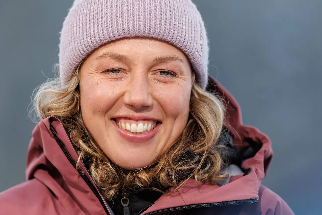imago1057398611 Laura Dahlmeier trägt Mütze und Winterjacken und lächelt in die Kamera - Foto: IMAGO / foto2press