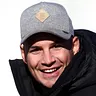 Pietro Lombardi strahlt mit grauer Kappe und schwarzer Jacke bekleidet in die Kamera