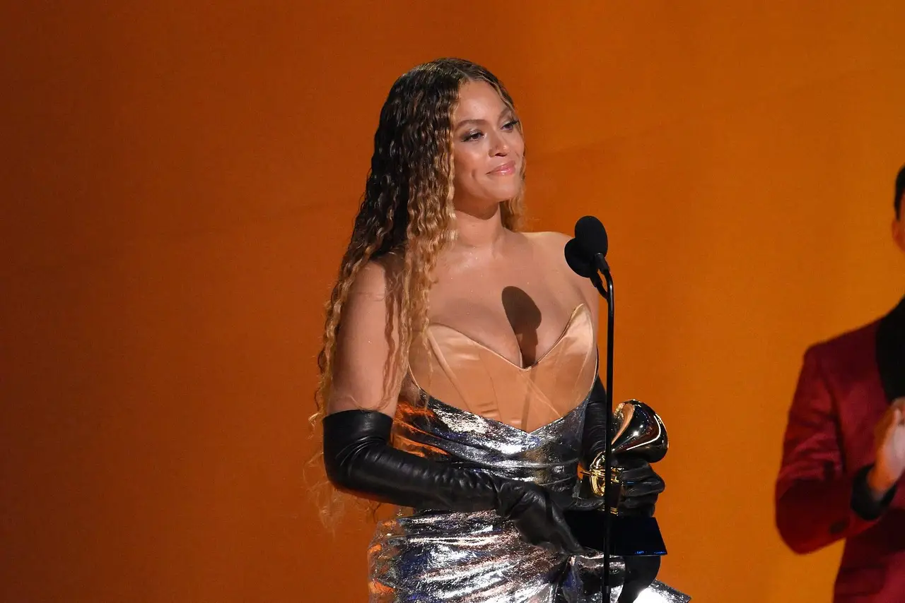 Beyoncé akzeptiert einen Grammy-Award auf der Bühne. - Foto: IMAGO / Imagn Images