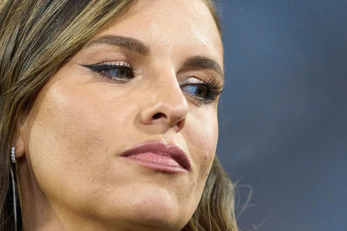 Nahaufnahme von Laura Wontorras geschminktem Gesicht: Sie schaut ernst nach unten. 