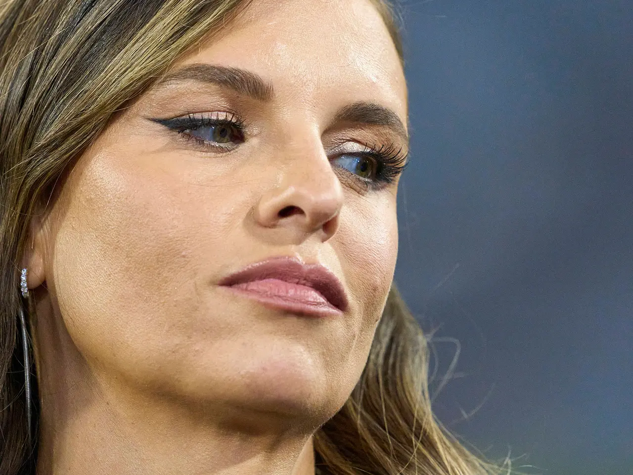 Nahaufnahme von Laura Wontorras geschminktem Gesicht: Sie schaut ernst nach unten.  - Foto:  IMAGO / ActionPictures