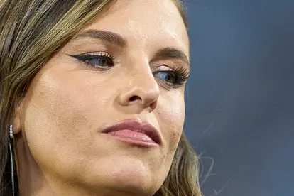 Nahaufnahme von Laura Wontorras geschminktem Gesicht: Sie schaut ernst nach unten. 