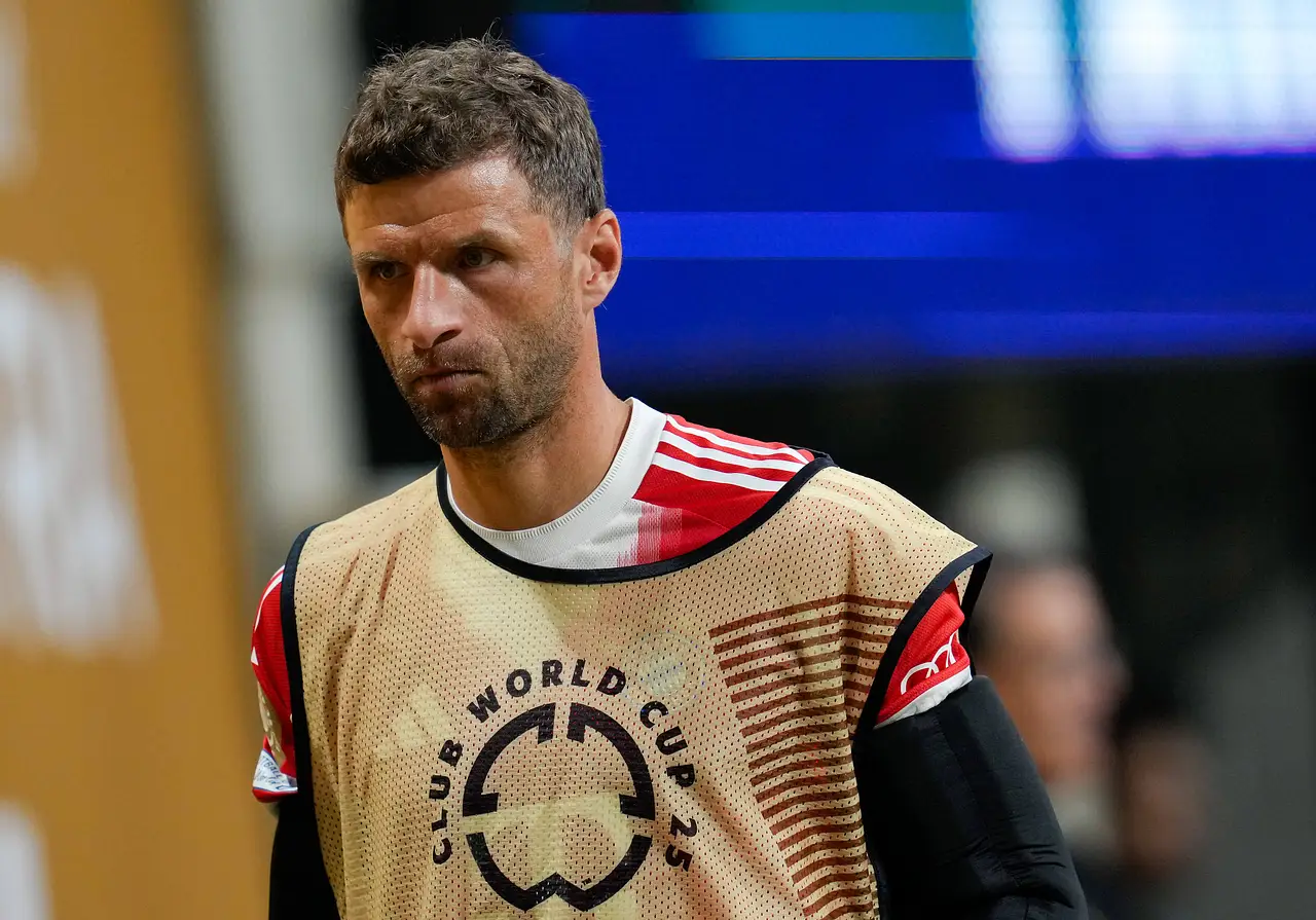 Thomas Müller schaut grimmig in die Ferne. - Foto: IMAGO / Eibner