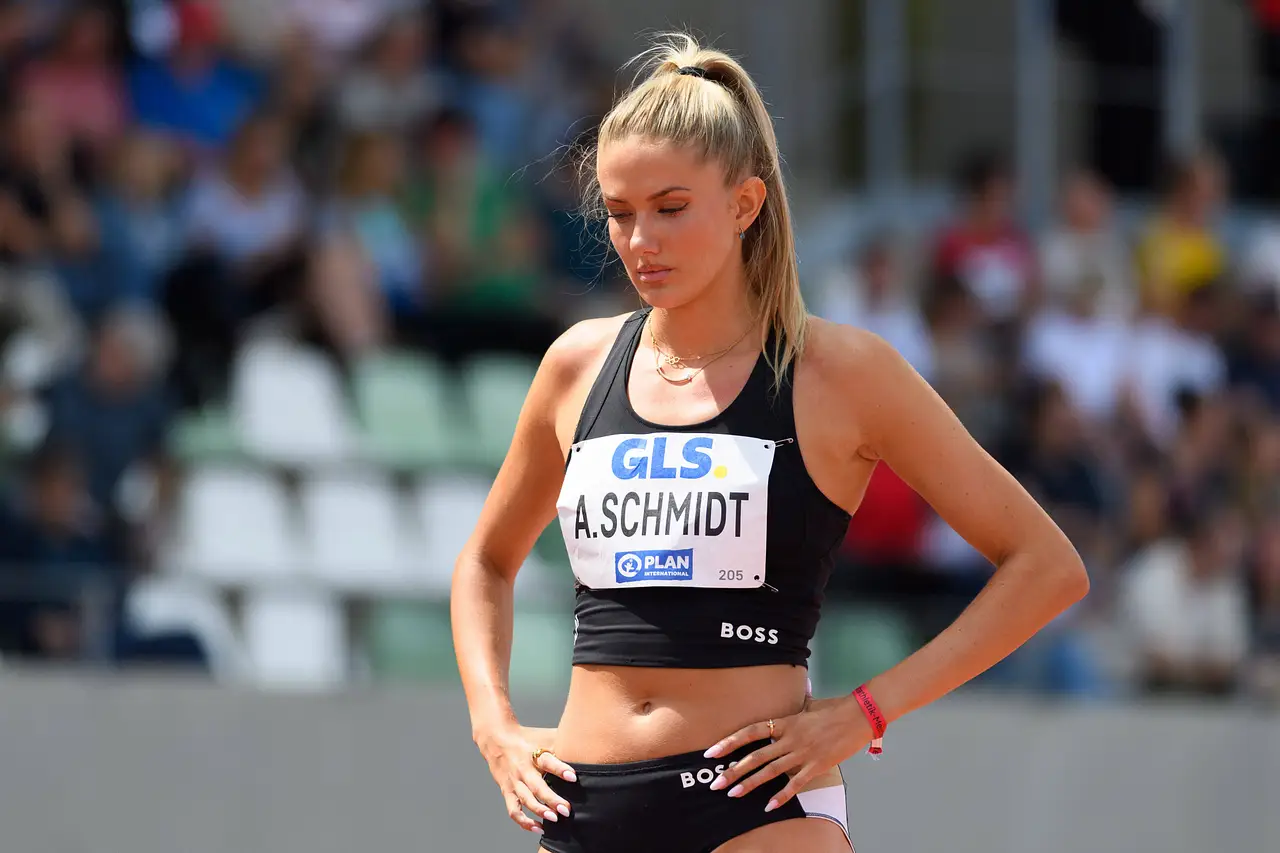 Alica Schmidt schaut betreten auf dem Boden. - Foto: IMAGO / Sports Press Photo