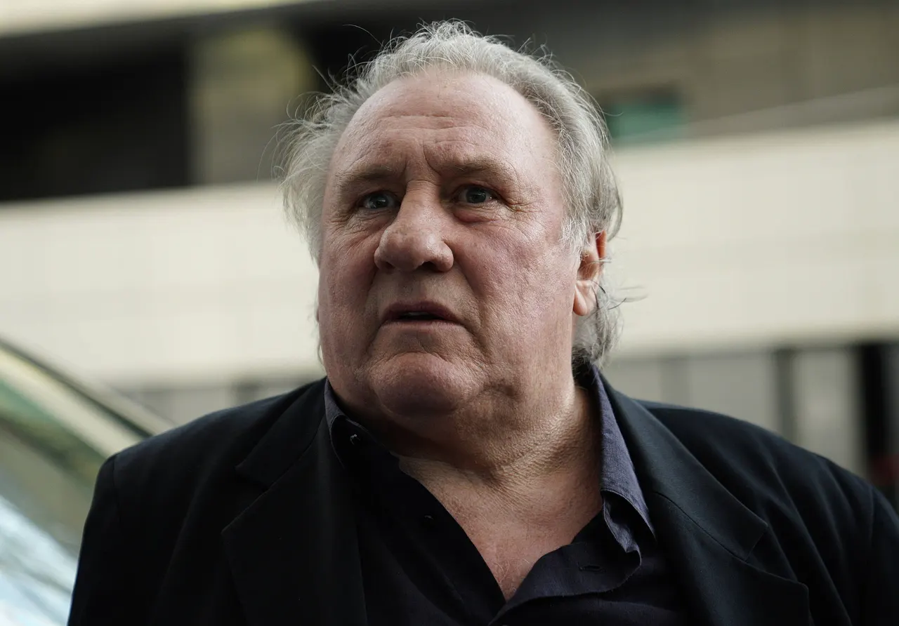 Gérard Depardieu verurteilt Gérard Depardieu schaut erschrocken in die Kamera! Er wurde jetzt wegen sexueller Gewalt schuldig gesprochen. - Foto: IMAGO / ITAR-TASS