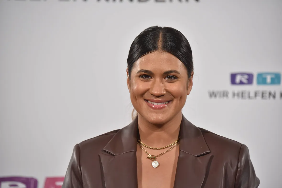 Steffi Brungs lächelt in die Kamera.
