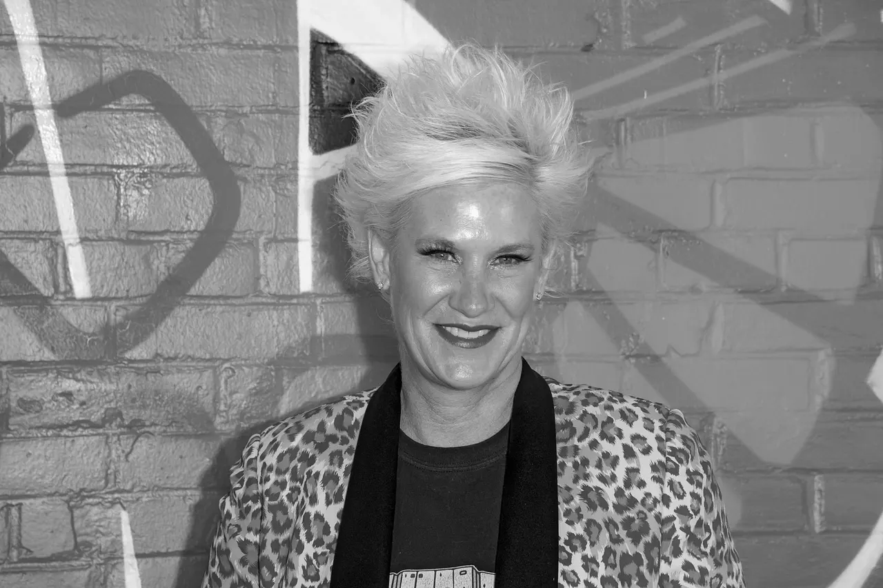 imago152562104 Die beliebte Food-Network-Moderatorin Anne Burrell lächelt in die Kamera - Foto: IMAGO / ZUMA Press Wire
