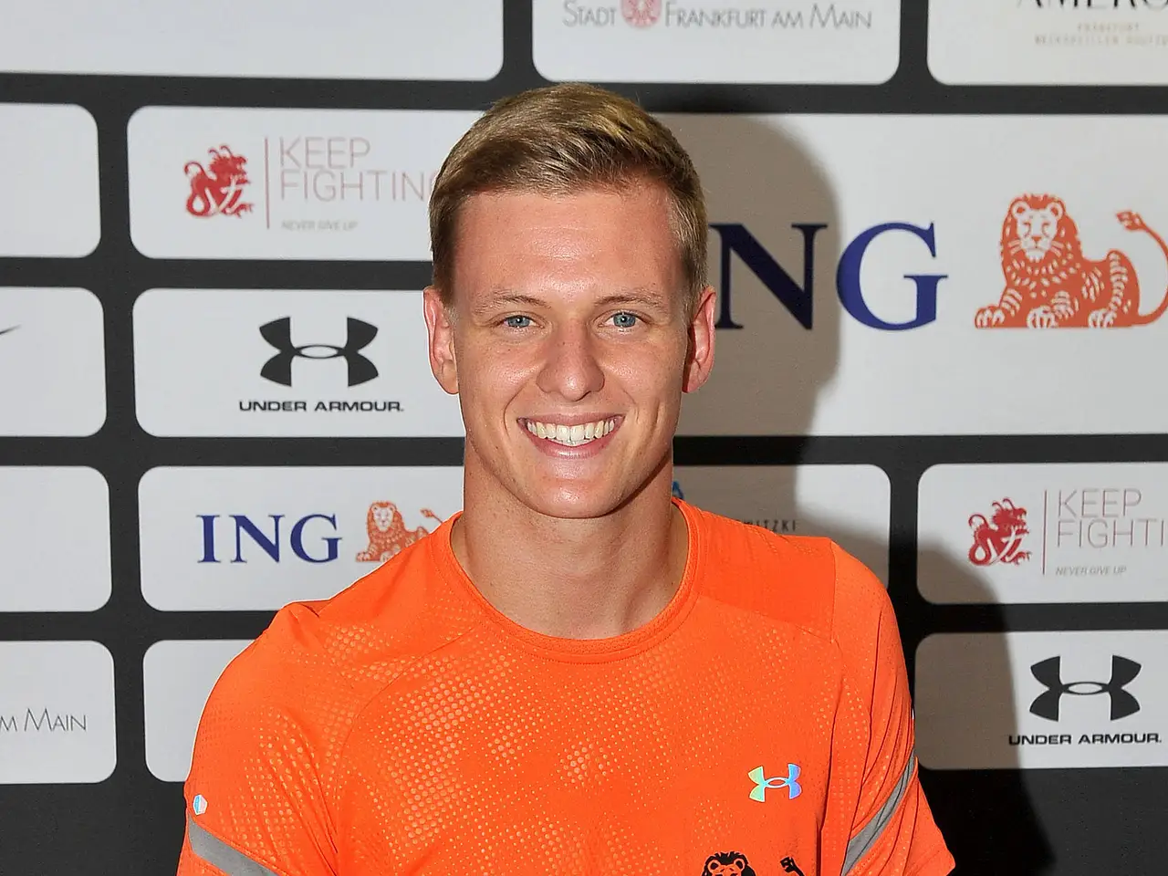 imago166852597 Mick Schumacher bei einem Event. Er trägt ein Oranges Muskelshirt von Under Armour. Er schaut direkt in die Kamera und hat ein strahlendes Lächeln auf dem Gesicht. - Foto: IMAGO / STAR-MEDIA