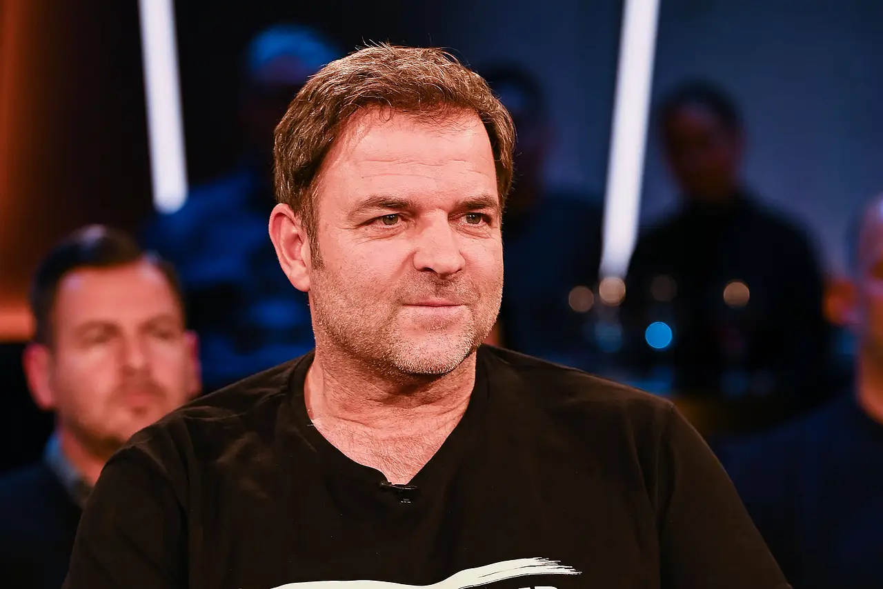 imago194434457 Martin Rütter sitzt im schwarzen Shirt und mit ernstem Blick und Dreitagebart in einer Talkshow. - Foto: IMAGO / APress