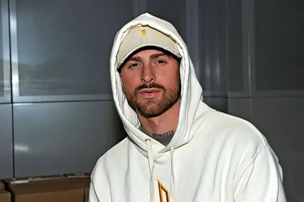 Gigi Birofio posiert für die Kamera, trägt eine Kappe und darüber noch eine Kapuze. 