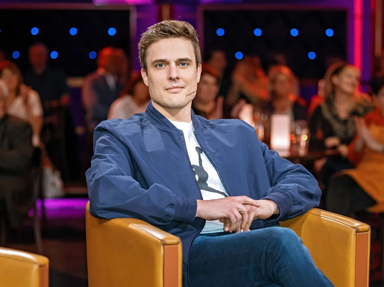 Constantin Schreiber hat große Pläne. Constantin Schreiber sitzt in einem Sessel im Riverboat-Studio. - Foto: IMAGO / STAR-MEDIA