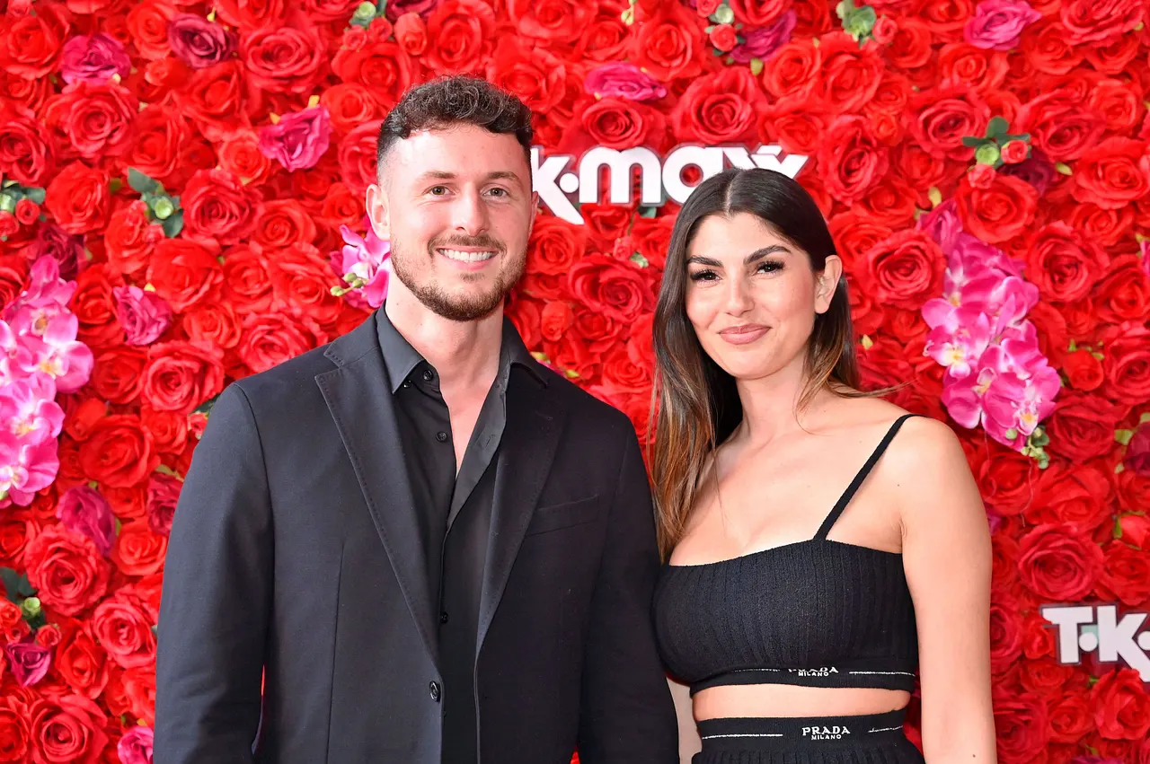 Jannik Kontalis und Yeliz Koc lächeln bei einer Veranstaltung in die Kamera. - Foto: Imago/ Future Image