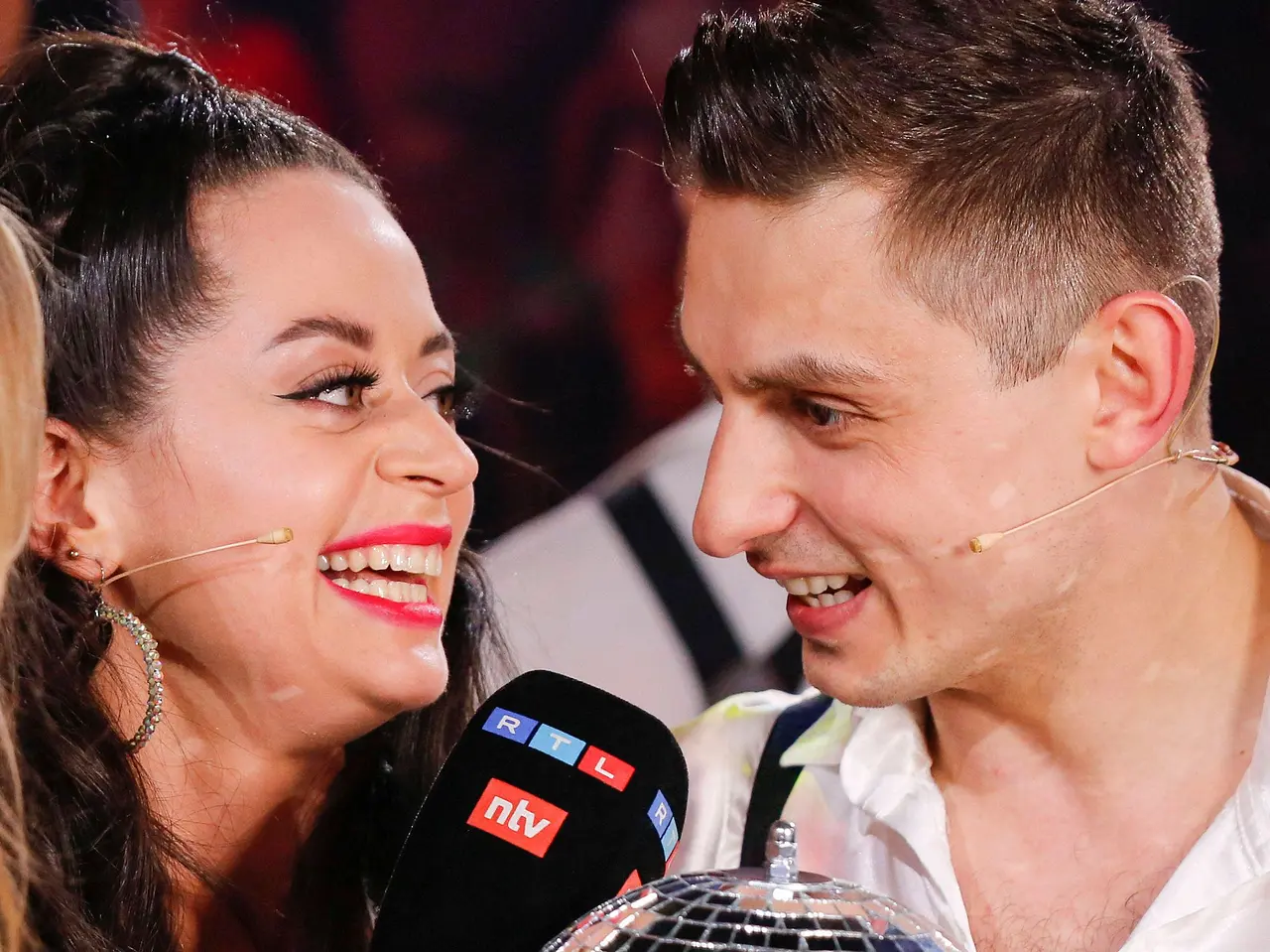 Malika Dzumaev und Zsolt Sándor Cseke sind seit August 2024 getrennt. Malika Dzumaev und Zsolt Sándor Cseke lächeln sich an, während sie ein Interview am Rande der Lets Dance-Show geben. - Foto: Imago/ Future Image