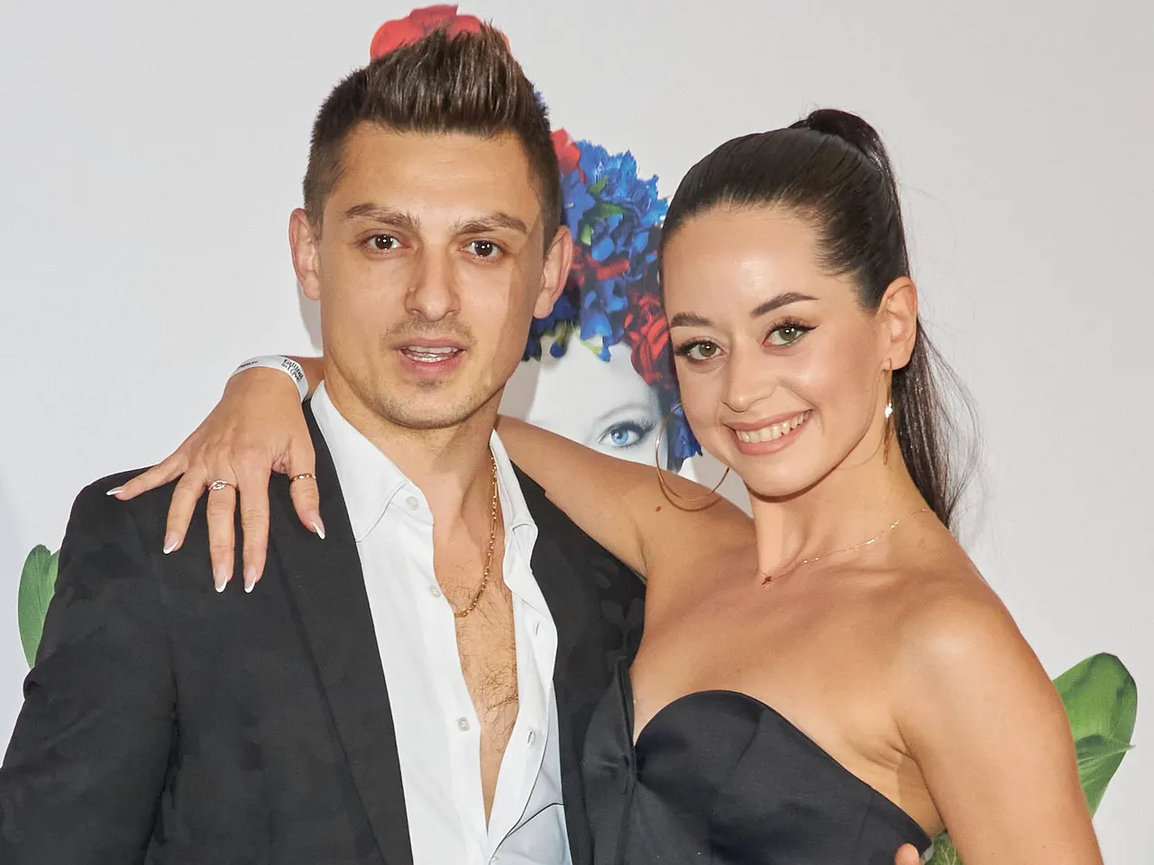 imago308051392 Malika Dzumaev und Zsolt Sándor Cseke in Anzug und Abendkleid bei einer Veranstaltung. - Foto: IMAGO / eventfoto54