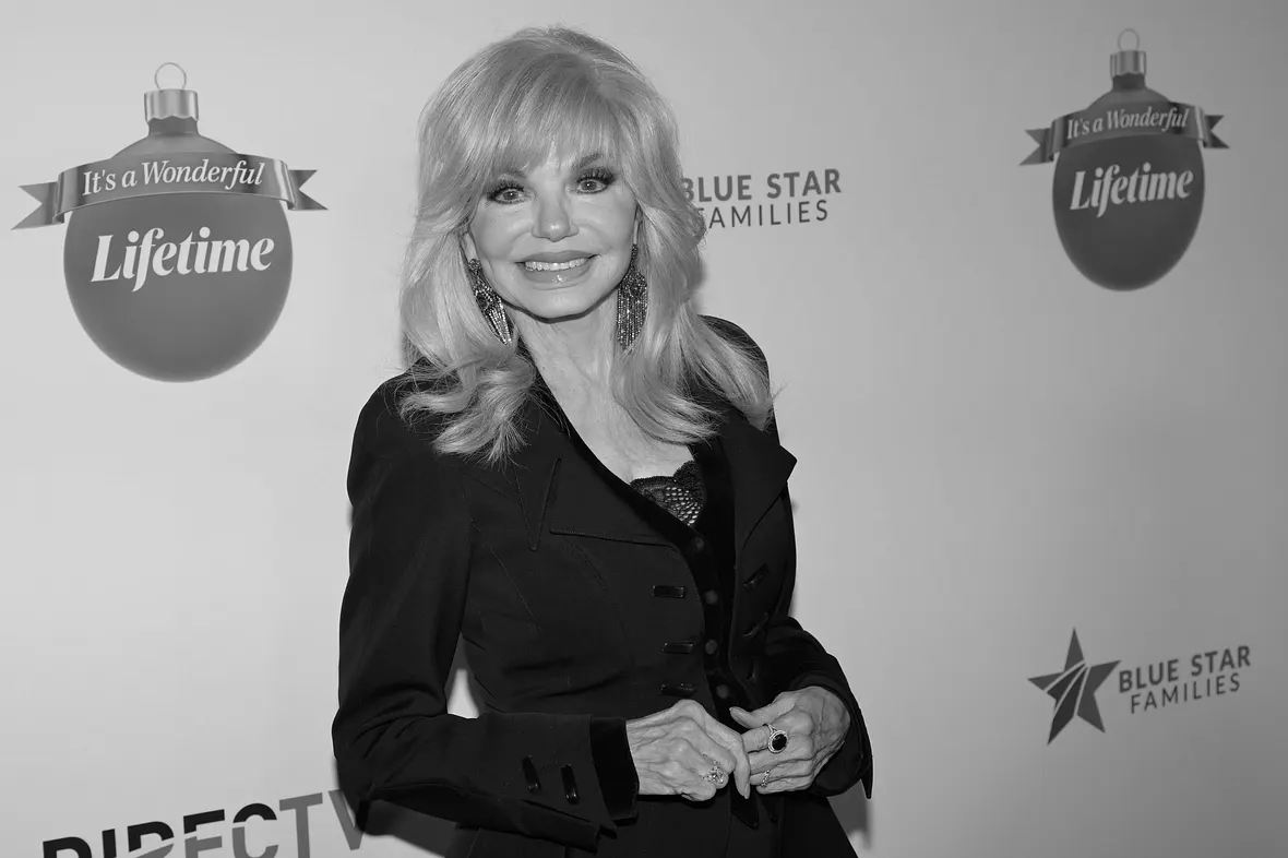 Loni Anderson lächelt in die Kamera.