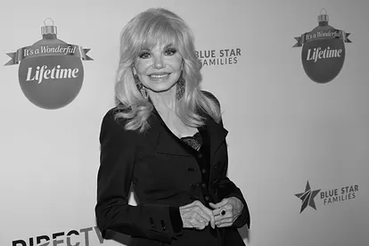 Loni Anderson lächelt in die Kamera.