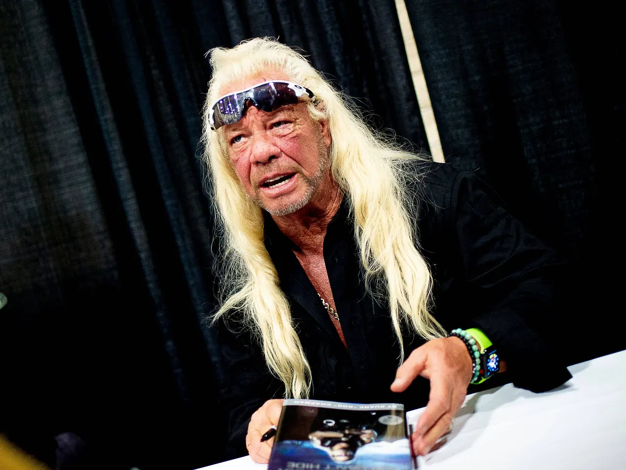 imago387904667 Duane Dog Chapman, hier bei einer Lesung mit der typischen blonden langen Mähne und Sonnenbrille, trauert um ein Familienmitglied. - Foto: IMAGO / Imagn Images