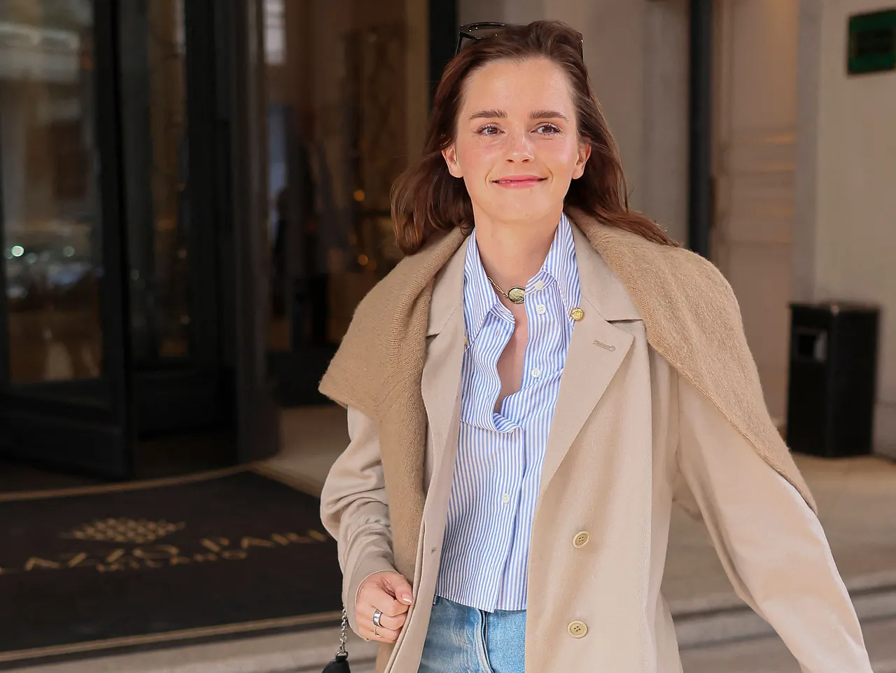 imago416037938 Emma Watson verlässt lächelnd ihr Hotel in Mailand. - Foto: IMAGO / ABACAPRESS