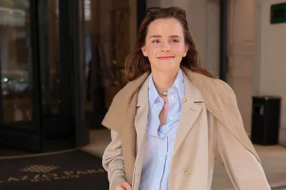 Emma Watson verlässt lächelnd ihr Hotel in Mailand.