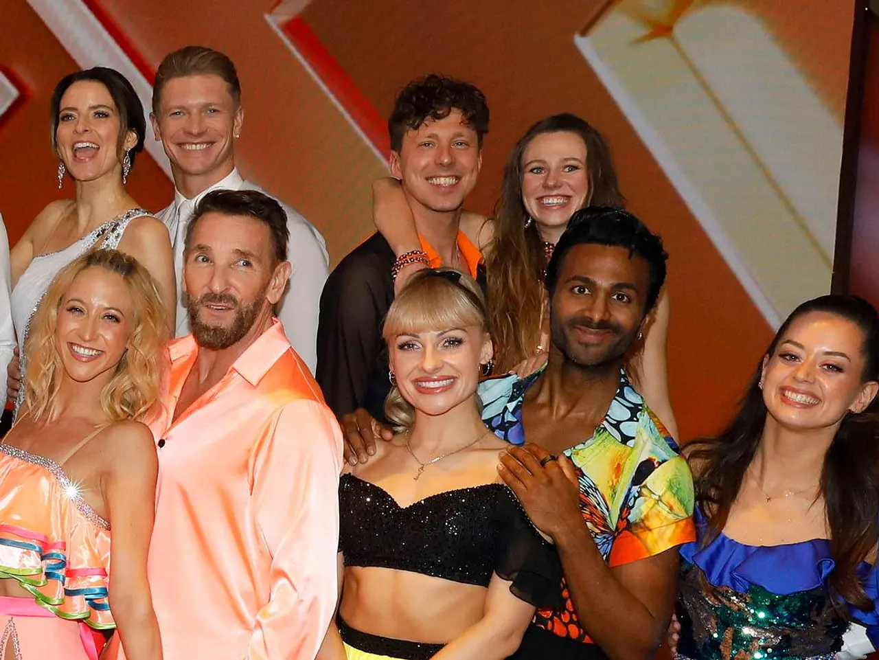 Ann-Kathrin Bendixen und Tanzpartner Valentin Lusin gemeinsam mit weiteren Lets Dance-Stars in bunten Outfits.  - Foto: IMAGO / Future Image