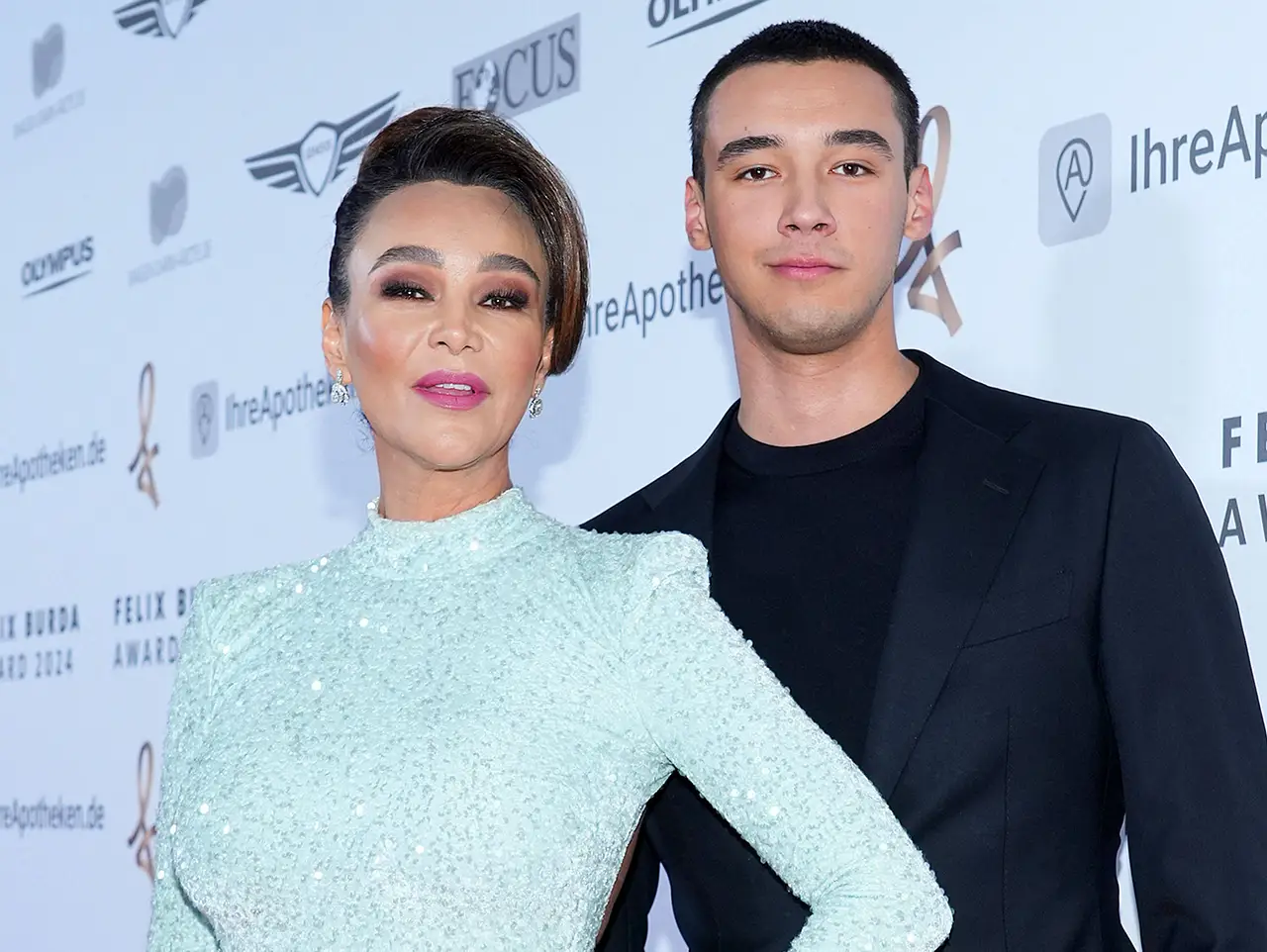 Diego und Verona Pooth stehen nebeneinander auf dem roten Teppich.  - Foto:  IMAGO / APress