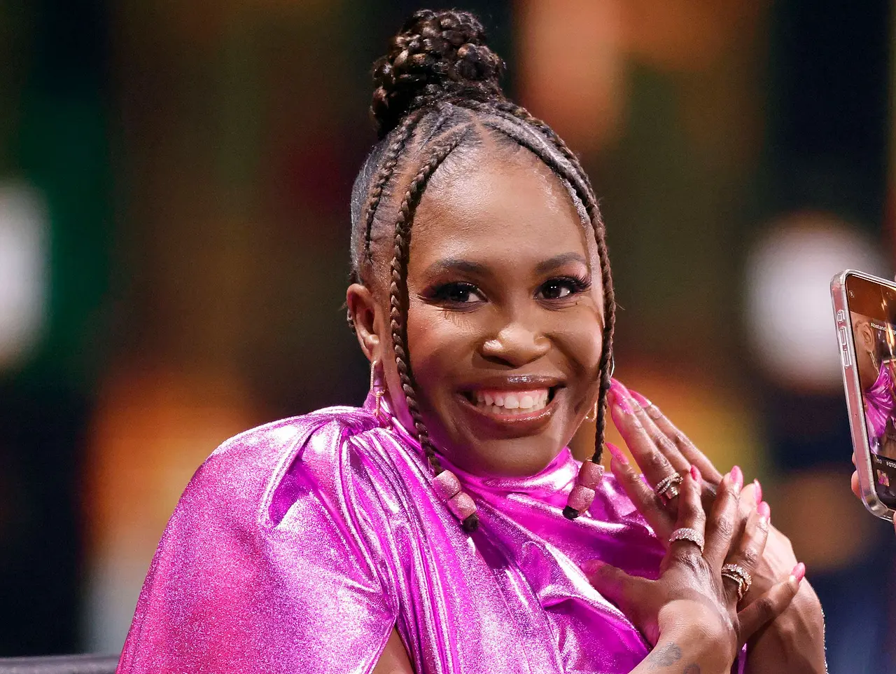 Motsi Mabuse zeigt ihre Tochter. Motsi Mabuse strahlend in einem pinken Kleid bei Lets Dance. - Foto: Imago/ Panama Pictures