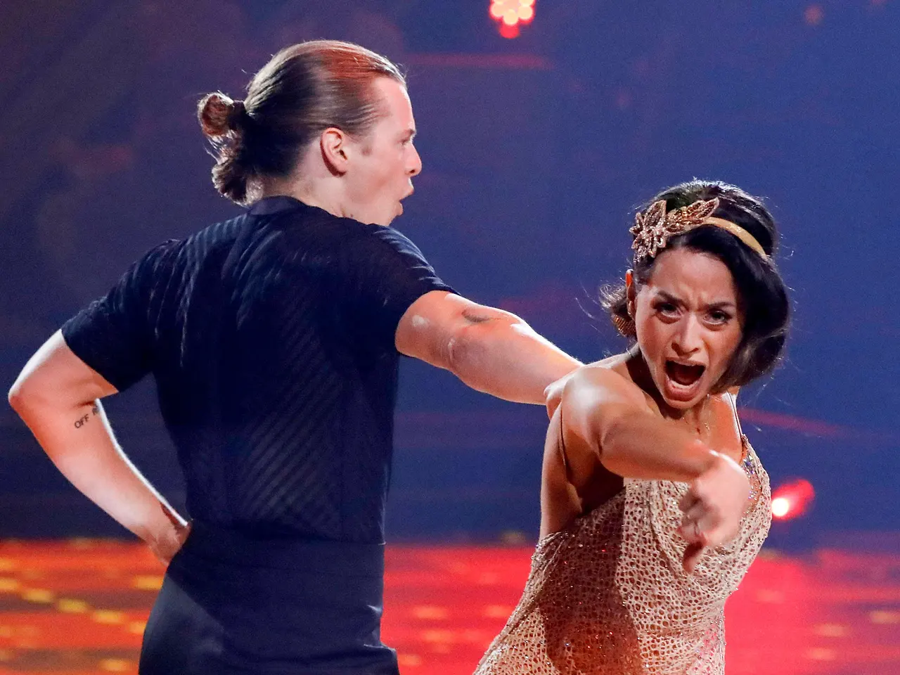 imago478167494 Malika Dzumaev steht bei Lets Dance mit Gabriel Kelly auf der Bühne und schreit mit aufgerissenem Mund in Richtung Kamera. - Foto: IMAGO / Future Image