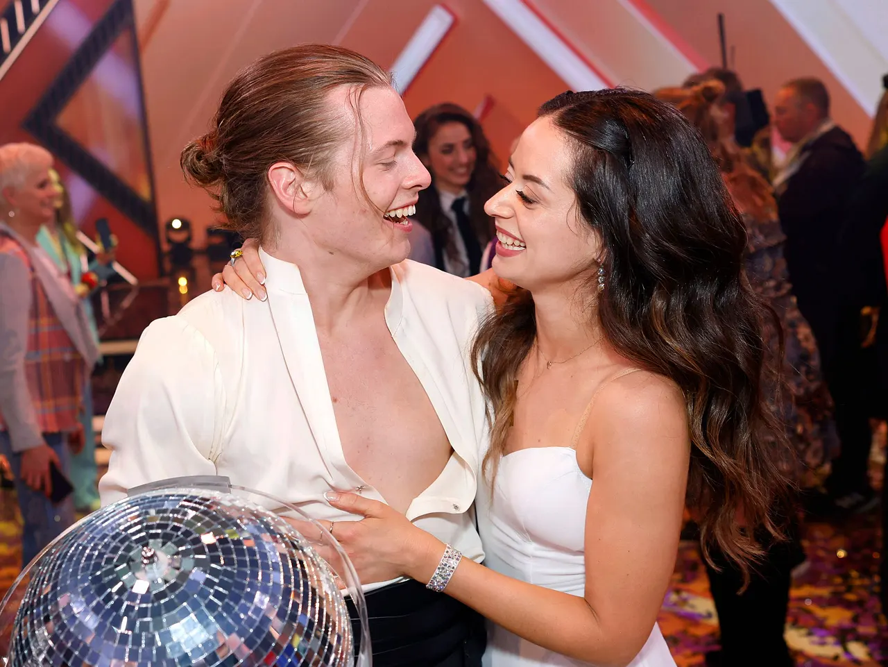 imago480752959 Gabriel Kelly und Malika Dzumaev strahlen sich bei Lets Dance in weißen Outfits an. - Foto: IMAGO / Panama Pictures