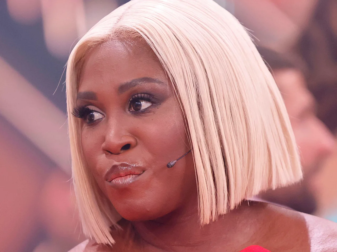 Motsi Mabuse überzeugt bei "Die Verräter". Motsi Mabuse mit blonder Perücke bei Lets Dance. - Foto: Imago/Panama Pictures