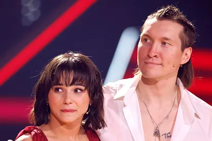 Evgeny Vinokurov, hier im weißen Hemd und geflochtenen Haaren neben "Let's Dance"-Profitänzerin Anastasia Maruster, erfindet sich derzeit neu. 