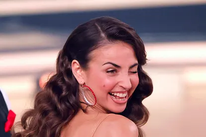 Ekaterina Leonova zwinkert ihren "Let's Dance"-Fans auf der Bühne zu. 