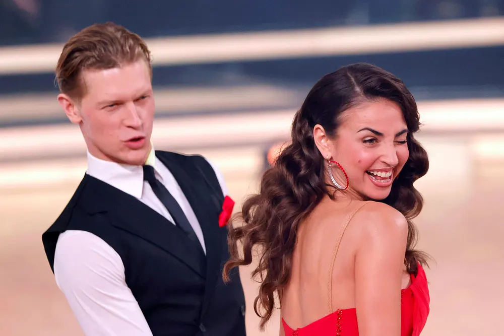 Paul Lorenz und Ekaterina Leonova bei "Let's Dance" 2024. Sie zwinkert in die Kamera, er verzieht den Mund. Paul Lorenz und Ekaterina Leonova bei "Let's Dance" 2024. Sie zwinkert in die Kamera, er verzieht den Mund.