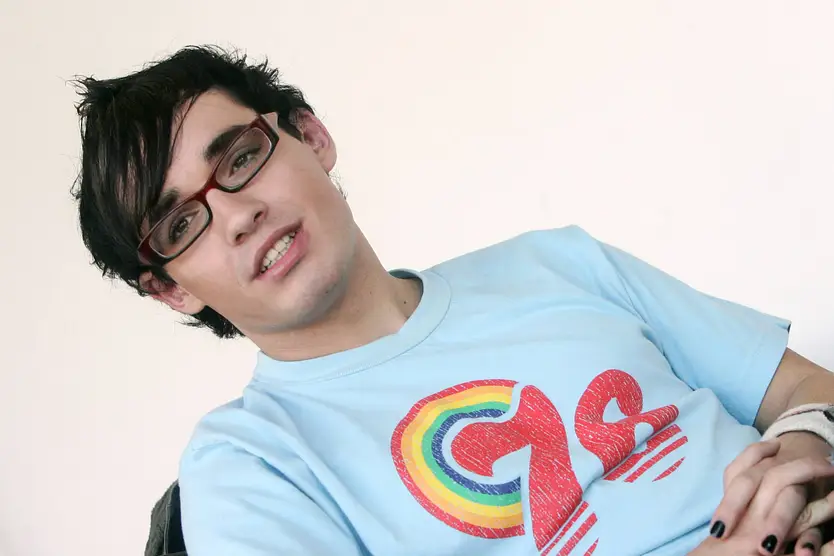 Sänger Daniel Küblböck 2005 in Jeans und blauem T-Shirt mit Regenbogen. 