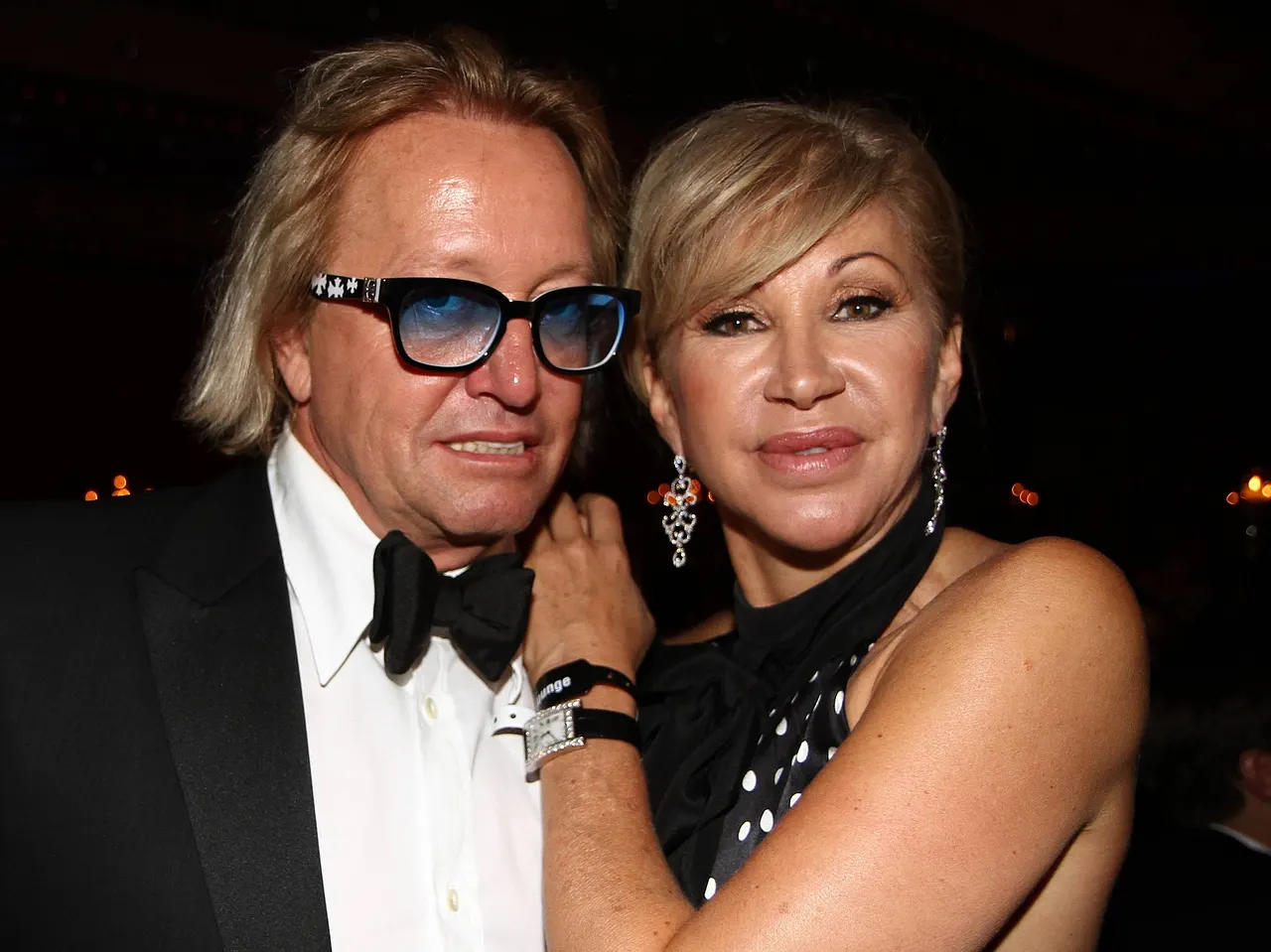 Carmen Geiss hält sich an ihrem Ehemann Robert Geiss fest. 