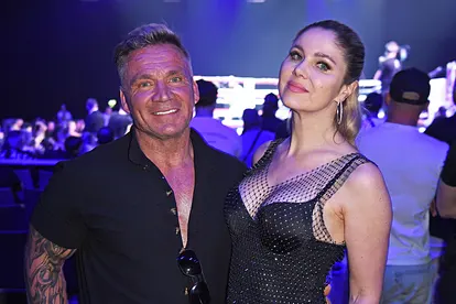 Peter Klein und Yvonne Woelke jeweils ganz in schwarz gekleidet bei einem Event.  