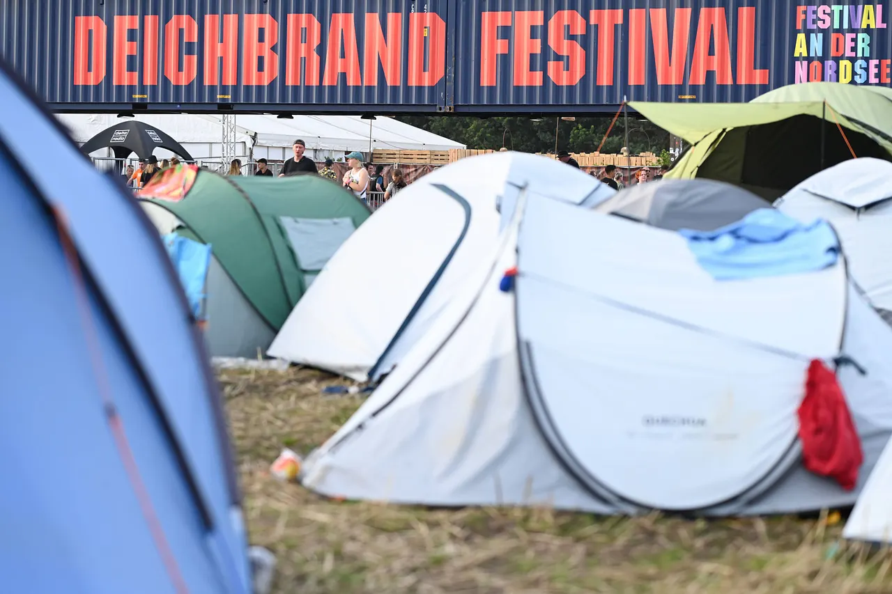  Ein sehr gefüllter Zeltplatz auf dem Deichbrand-Festival  - Foto: IMAGO / diebildwerft