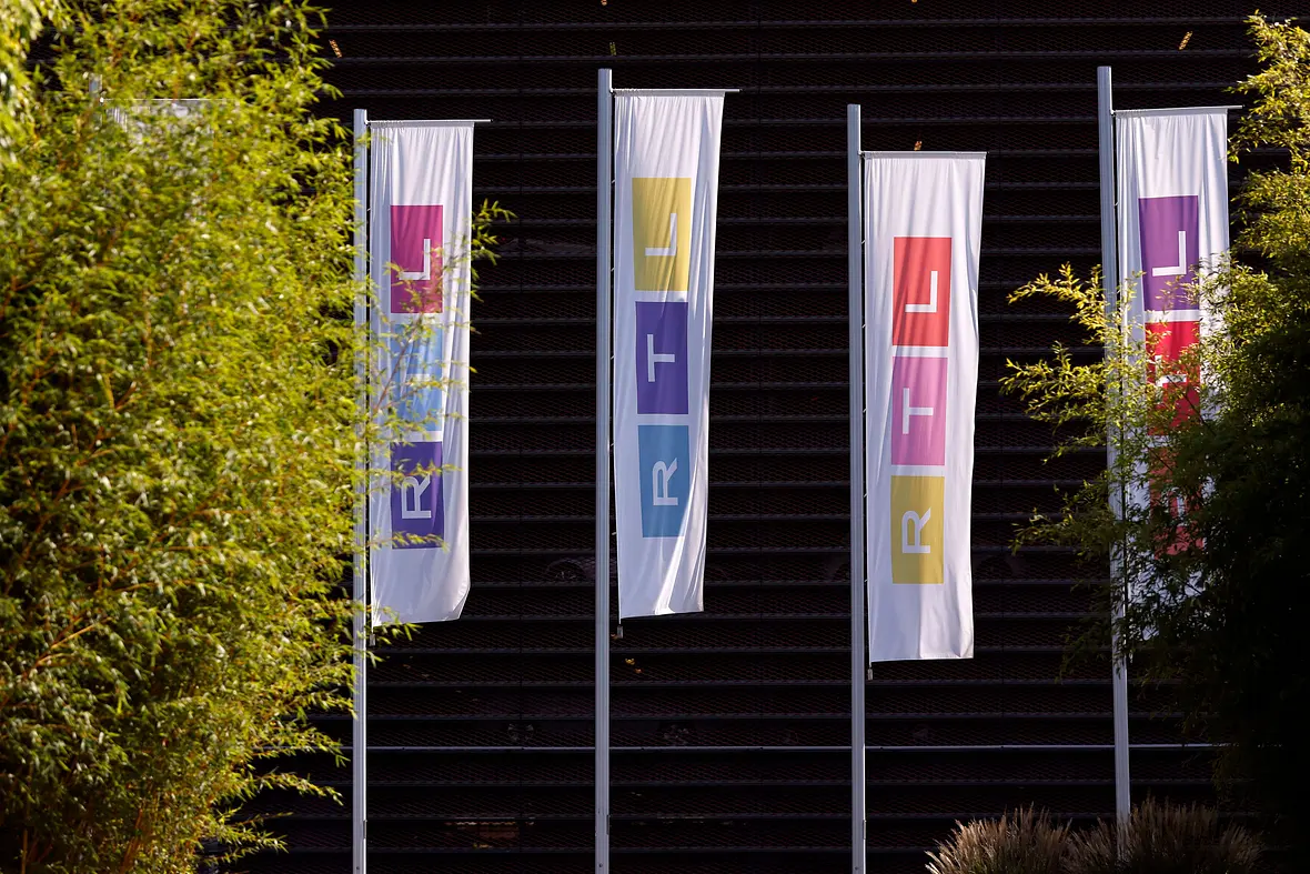 Mehrere Flaggen mit dem RTL-Logo vor einem schwarzen Gebäude